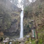 間近で見える滝
